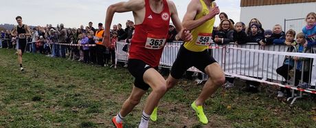 Jens Mergenthaler (LG farbtex Nordschwarzwald) setzt sich beim Short-Cross im Schlussspurt gegen Marvin Heinrich (Eintracht Frankfurt) durch. In der BW Wertung war der Abstand zum nächsten Konkurrenten größer. 
