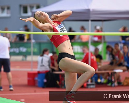 Collien Schmidt (SG Dettingen/Donau) hier beim Hochsprung, startete in vier Disziplinen und wurde Zweite auf den 100 Meter Hürden in der WJU18