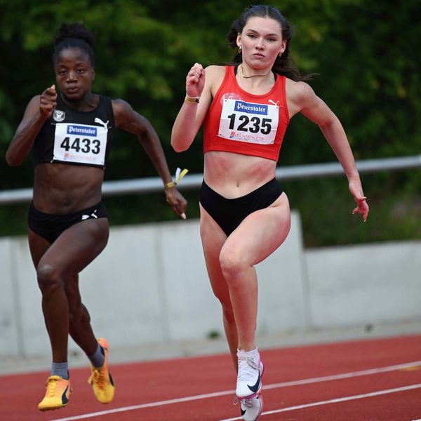 Celine Böer (LG Region Karlsruhe, rechts im Bild) setzt sich gegen Jessica Koch (TSV Crailsheim) und Wideline Haisch (MTG Mannheim, links im Bild) auf den 200 Metern der Frauen durch.