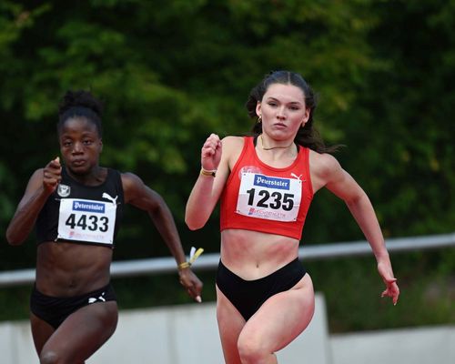 Celine Böer (LG Region Karlsruhe, rechts im Bild) setzt sich gegen Jessica Koch (TSV Crailsheim) und Wideline Haisch (MTG Mannheim, links im Bild) auf den 200 Metern der Frauen durch.